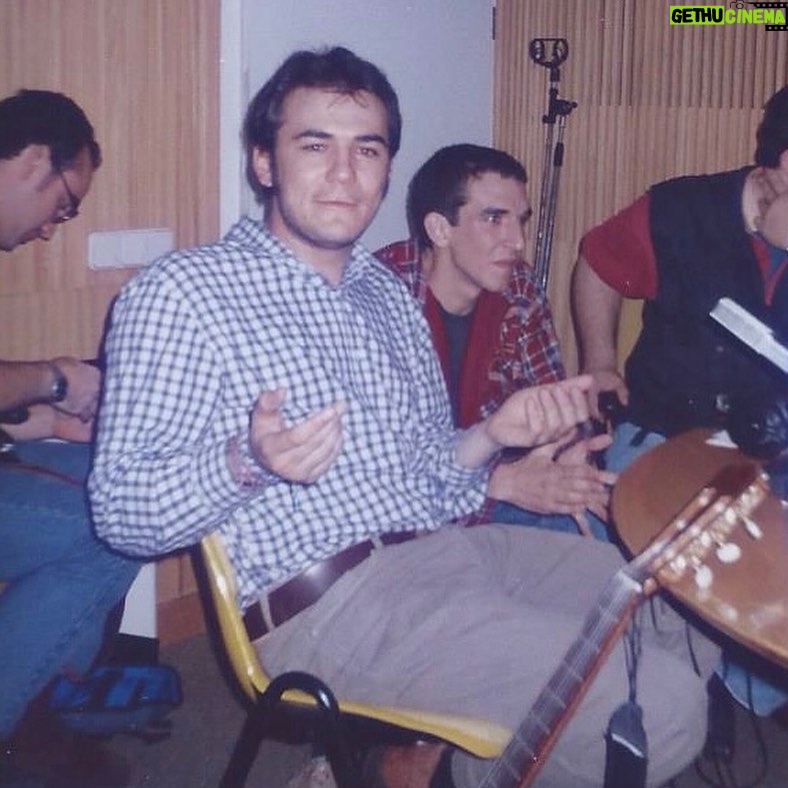 Ismael Serrano - 26K Likes - EscribĆ vĆ©rtigo con apenas 20 aƱos. SentĆa, supongo, que el tiempo se me escapaba, que la hora de tomar decisiones se acercaba, que el futuro no podĆa ser permanentemente aplazado. El tiempo pasa y aquellos versos siguen siendo tan eficaces como entonces: me ayudan a sentirme acompaƱado en tiempos de adversidad. Gracias por ayudarme a atenuar el vĆ©rtigo.
