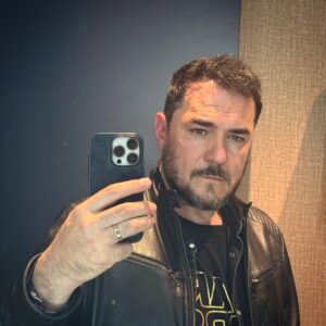 Ismael Serrano Instagram - Selfie de cantautor serio y circunspecto como no puede ser de otra manera porque es un intensito.