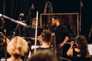 Ismael Serrano Instagram - El año pasado, en Buenos Aires, Argentina, comenzábamos a trabajar en un nuevo proyecto: la grabación de algunas de las canciones más importantes de mi carrera, en formato sinfónico. Se trataba de una vieja fantasía recurrente, un sueño del que algo se había vislumbrado en algún concierto puntual, pero no en un disco y en una gira como la que en breve nos ocupará.

Este viernes 31 de mayo, ve la luz “Vértigo”, el primer single. Coincidiréis conmigo en que es una de esas canciones infaltables en un evento así.

Me hace muchísima ilusión compartir contigo este recorrido: los mismos acordes, pero siendo quizá otras personas. Alguna vieja canción habla de aquellos viajes que traen a otros vistiendo nuestros cuerpos. Algo de eso tiene esta aventura. Somos los mismos, pero también otros. Fruto del aprendizaje, de las celebraciones y de las penas vividas: de alguna manera, todas dejan cicatrices. Ojalá tu viaje sea como el mío, lleno de recuerdos compartidos, de ganas de futuro, con la certeza de que aún es tiempo de brindar, de que vendrán nuevos versos para ahuyentar el vértigo de estos días inciertos.