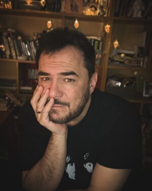 Ismael Serrano Instagram - Soy la piel que han surcado tantos ríos lluvia, fruto de tanta risa, fruto de algunos llantos. 
Gracias a los que hoy acudieron a reír y a llorar al Teatro Picadero. Gracias por el calor y la solidaridad.
