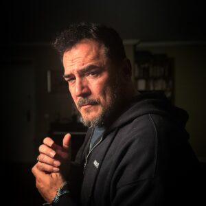 Ismael Serrano Instagram - Y, aunque a veces me cubra tu sombra,
me sorprendo a veces sonriendo.
Reconozco que, cuando te nombran,
como un pajarito me hago el muerto.

No es una canción de desamor,
aunque a lo mejor me he equivocado.
No se gestionar bien el temor
de encontrarte en todos los abrazos.
Déjame que te sea sincero:

el dolor no dura eternamente.
Yo, a pesar de todo, te deseo,
vayas donde vayas, mucha suerte.
