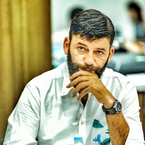 İsmail Hakkı Instagram - Zulüm, zulüm her yerde zulüm.. Dünyada, ülkelerde, şehirlerde, mahallede ve hatta evlerde zulüm.. Çocuklar ölüyor, ülkeler yıkılıyor, mazlumlar öldürülüyor, firavunlar hükmediyor, afetler, savaşlar, kıyımlar ve yıkımlar bitmek tükenmek bilmiyor... Yalan itibar görürken doğru dayak yiyor. Herkes celladına aşık.. Televizyonlara, telefonlara hapsedilmiş toplumlar.. Kötücül aydınlar.. İnsanlar birbirine düşman.. Bir yerde bir yanlış yapılıyor ama nerede? 
.
.
Acaba nefsimize ettiğimiz zulüm sebebi olabilir mi cümle zulümlerin..
Bence ta kendisi..