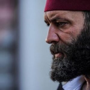 İsmail Hakkı Instagram - Bugüne kadar kimseye minnet ettirmeyen Allahım, bugünden sonra da kimseye minnet ettirme.. Namerde muhtaç etme, haram lokma nasip etme. Rüzgara göre eğilip bükülenlerden, güce tapanlardan, güçlüye yaltaklananlardan eylemedin, bugünden sonra da eyleme. Onurumu baş tacı ettiğim günden beri sana güvenip sana sığındım, başkaca kapılar arattırma. Onursuz insanların aksine onurumu, şerefimi koru Allahım. Hak bildiğimi her fırsatta her mecrada en yüksek sesle haykırdım, avazımı ve niyetimi bozma. İstediğim her şeyi senden istemek, sığındığım her şeyden sana sığınmak nasip et. İnsanoğluna beni ve neslimi muhtaç etme. Salihlerden, sadıklardan ve Efendimizin (sav) izinden ayırma. Duruşumu ve hayatımı sana adadım, halel getirtme. Şöhret, makam, para ve güzel nam ne varsa şayet beni bozacaksa zerresini nasip etme. Edindiğim her şeyi yolunda harcamak, son nefesimde de bahşettiğin kutlu iman ile sana varmak nasip et Ey güzel Rabbim... Amin, amin, amin velhamdulillahi Rabbil alemin... 🤲🏽🌹