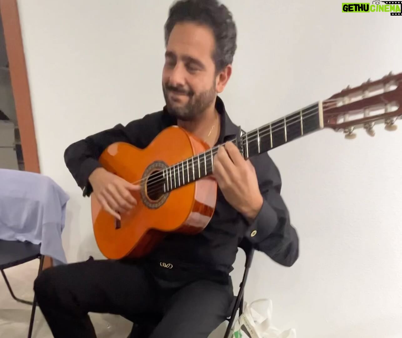 Israel Fernández - 27.6K Likes - Comenzamos el año con mucha ilusión por seguir llevando un pedacito de flamenco a cada rincón. Un flamencoabrazo!
📷: @rufo__________