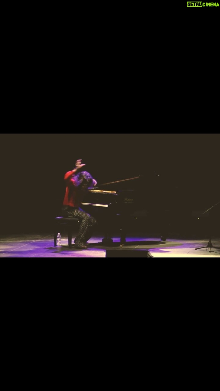 Israel Fernández - 6.8K Likes - Detallito por media granaína hace unas semanas en nuestro paso por Mérida. Un flamencoabrazo!