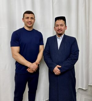 Israil Madrimov Instagram - Ustoz Hasanxon Yahyo Abdulmajid domla bilan ko’rishib duolarini oldik.🤲🌙 @hasanxondomla