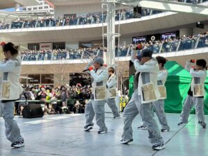 Issa Hentona Instagram - リリースイベント２日目はラゾーナ川崎プラザにお越し頂きありがとうございました✨

天気は良くなりましたがやはり寒い中朝早くから並ばれたたり遠方から来られたり皆様本当にありがとうございました😊

今夜は暖を取ってゆっくり余韻を楽しみましょう🤲

明日の３日目ももちろん楽しんでやりまっせ👍

#issa 
#dapump 
#dpc 
#useyourbody 
#e_nergyboys 
#ぶっち 
#bucchigiri_anime 
#dapumpの二刀流