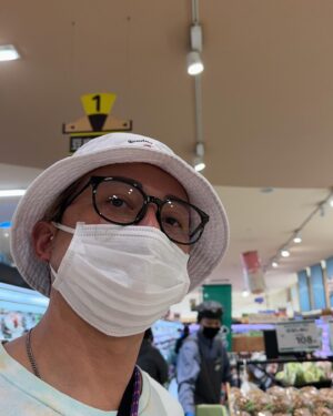 Issa Hentona Instagram - スーパーマーケットは楽しいよね〜😃

あれこれ買いたくなっていつも長居してしまう😂

しかし上手く溶け込めてよかった〜👍

朝から雨だったけど皆んなはどんな１日だったかな❔

#issa 
#dapump 
#dpc 
#スーパーマーケット 
#sundayparty2020