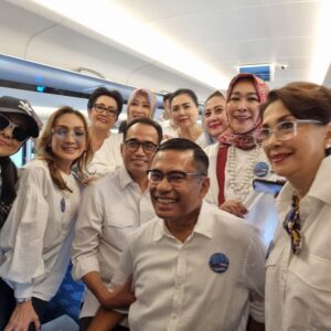 Ita Mustafa Instagram - uji coba kereta api cepat bersama bpk menhub budi karya .. trima ksh pak jokowi  dan pak budi yg telah mengundang .. …