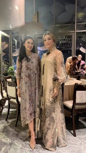Ita Mustafa Instagram - udah pindah2 .. ga dapat juga spot yg bagus utk foto …kesel