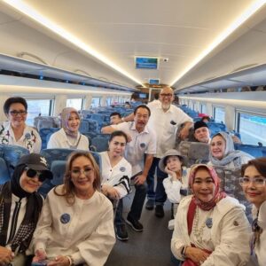 Ita Mustafa Instagram - uji coba kereta api cepat bersama bpk menhub budi karya .. trima ksh pak jokowi  dan pak budi yg telah mengundang .. …