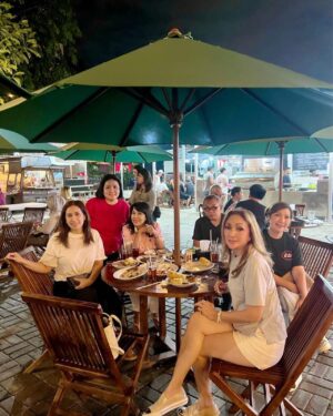Ita Mustafa Instagram - support anak dan mantu yg  bikin usaha kuliner di  kemang… semoga sukses dan makin maju ya both of u anth and garcia…