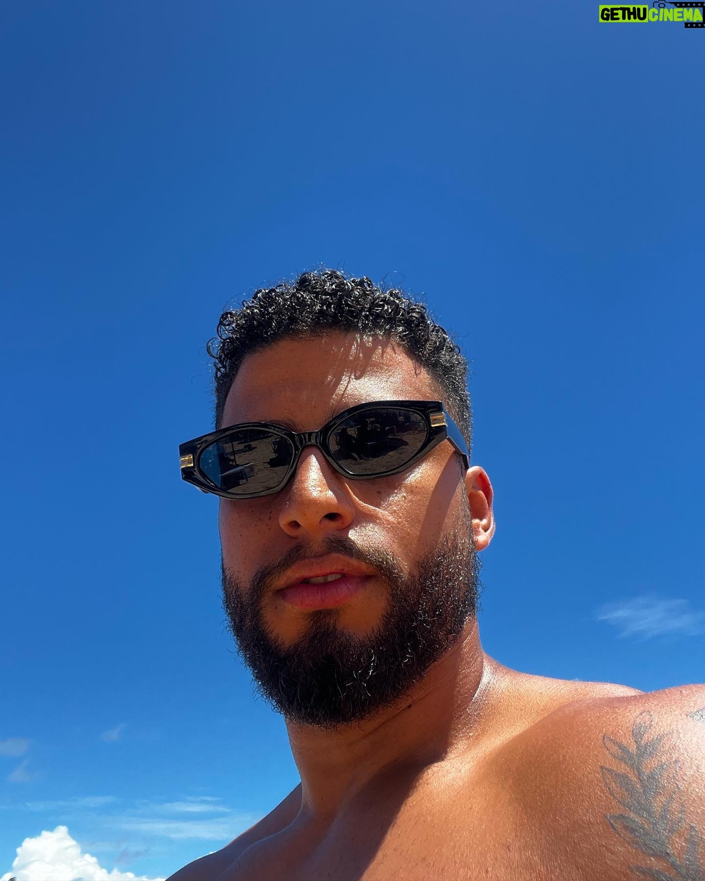 Italo Lopes - 2.8K Likes - Sexta feira na Bahia ! 🏝️☀️🌊
.
.
.
#explorar #praia #lifestyle #man #bahia