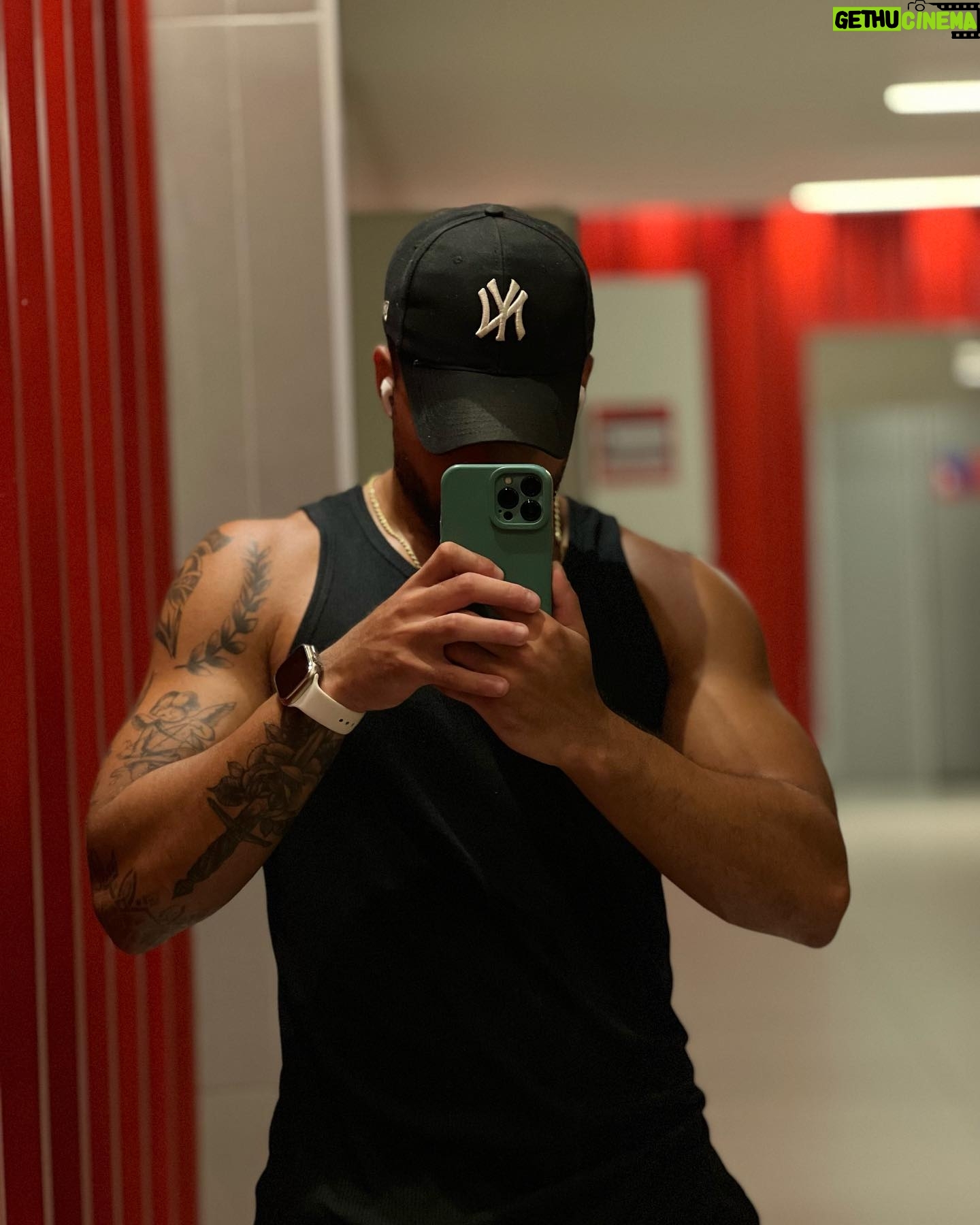 Italo Lopes - 1.8K Likes - Tranquilo e sereno, mas a mente a milhão 🧠🚀🙏🏽
.
.
.
#dump #explorar #lifestyle #man #aesthetic #life #motivation #explore