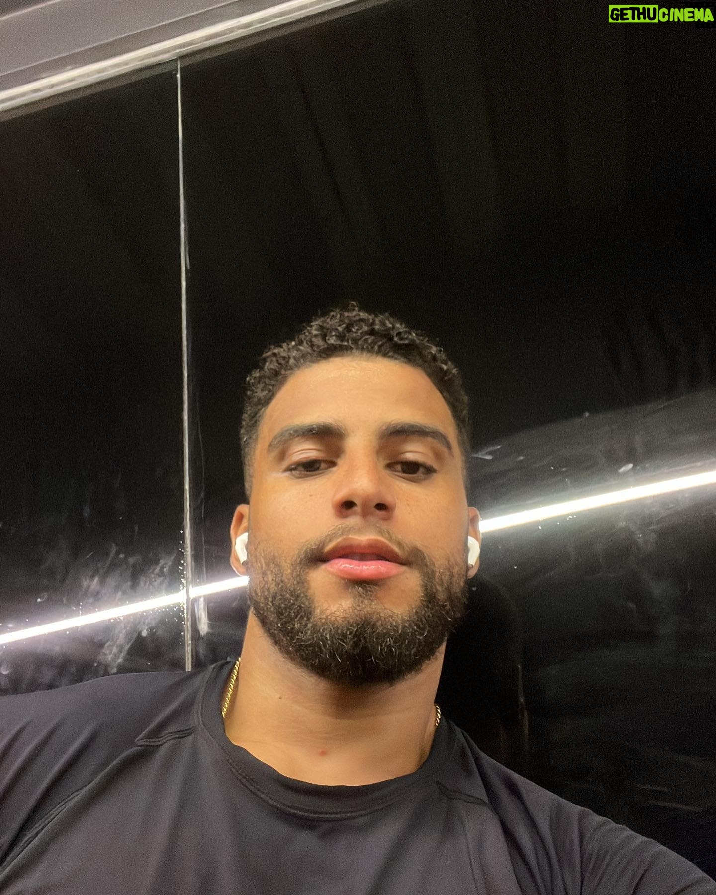Italo Lopes - 1.8K Likes - Tranquilo e sereno, mas a mente a milhão 🧠🚀🙏🏽
.
.
.
#dump #explorar #lifestyle #man #aesthetic #life #motivation #explore