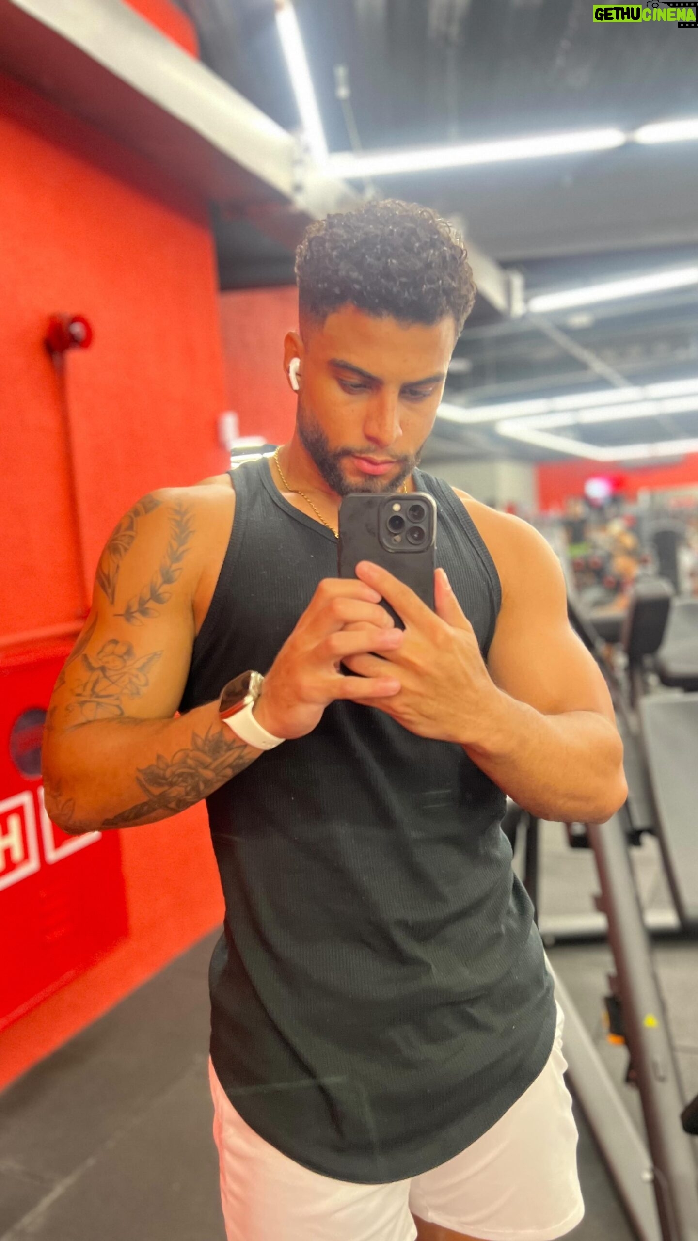 Italo Lopes - 3.6K Likes - Treino de ombro narrado, só boraaaaa!
.
.
.
#explorar #treino #lifestyle #gym #dicadetreino #vidasaudavel #explore