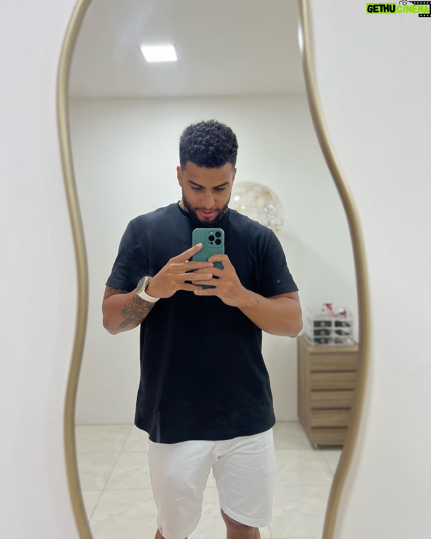 Italo Lopes - 2K Likes - Dumpzinho de fim de tarde
.
.
.
#explorar #lifestyle #aesthetic #pordosol🌅 #man #salvador