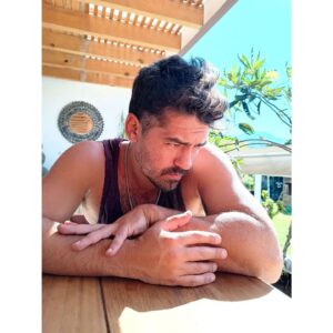 Iván Arana Instagram - "El reseteo " 

Buen domingo pá tochos.

@anika_francophoto
