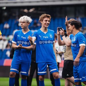 Ivan Dmitrienko Instagram - Я решил попробовать себя в настоящем футболе, пока что получается бить мимо ворот и делать вид что так и должно быть) 
Спасибо @fcdynamo за возможность поучаствовать в
Superskill Challenge в составе звездного Динамо перед суперфиналом МКС 2023 ⚽️