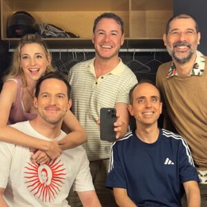 Ivan Labanda Instagram - Avui estrenem For Evita al Teatre Grec amb aquests amics de vida i de feina. Els que surten a la foto, i els que no. Quina sort que tinc! ♥️
Per fi puc fer un solo de contemporani contra una paret, teatre de gest, acrobàcia, tragèdia, drama, compartir escena amb l’autèntica estrella de l’espectacle: Andreu Gallén (que té un monòleg d’aquells de “jo vaig ser-hi”), fer un Carmen Miranda, llegir en públic… en fi… un sotni. Bendiciones i benvingudes, Perones.
@bito.pro @grecfestivalbcn #ForEvita