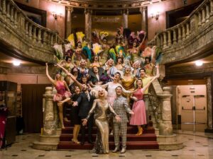 Ivan Labanda Instagram - Así comenzó y así ha terminado “La Jaula de las Locas” tras 5 años.
274 funciones como Georges, 129 funciones como Zaza, una pandemia, una gira, varias temporadas y siempre rodeado de la mejor compañía y del mejor equipo. Una familia para toda la vida! Gracias @angelllacer_oficial @manuguix @andreu.gallen  @miryambenedited @jordisellas @nostromopictures y a toda la gente que ha formado parte de esta maravilla. Emocionar a tanta gente es lo que da sentido a nuestro oficio. Gracias! ♥️ Larga vida a @lajaulaelmusical