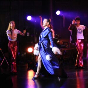 Ivan Labanda Instagram - Avui estrenem For Evita al Teatre Grec amb aquests amics de vida i de feina. Els que surten a la foto, i els que no. Quina sort que tinc! ♥️
Per fi puc fer un solo de contemporani contra una paret, teatre de gest, acrobàcia, tragèdia, drama, compartir escena amb l’autèntica estrella de l’espectacle: Andreu Gallén (que té un monòleg d’aquells de “jo vaig ser-hi”), fer un Carmen Miranda, llegir en públic… en fi… un sotni. Bendiciones i benvingudes, Perones.
@bito.pro @grecfestivalbcn #ForEvita