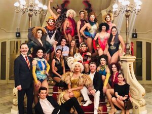 Ivan Labanda Instagram - Así comenzó y así ha terminado “La Jaula de las Locas” tras 5 años.
274 funciones como Georges, 129 funciones como Zaza, una pandemia, una gira, varias temporadas y siempre rodeado de la mejor compañía y del mejor equipo. Una familia para toda la vida! Gracias @angelllacer_oficial @manuguix @andreu.gallen  @miryambenedited @jordisellas @nostromopictures y a toda la gente que ha formado parte de esta maravilla. Emocionar a tanta gente es lo que da sentido a nuestro oficio. Gracias! ♥️ Larga vida a @lajaulaelmusical