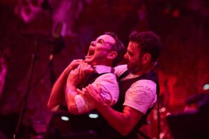 Ivan Labanda Instagram - El concert de Sweeney Todd💈🩸que ens vam marcar tot l’equip dimarts passat al Palau de la Música Catalana va ser una fita d’aquelles que recordaré tota la vida. Quina feinada rodejat de tant talent... i tots a la corda fluixa (bueno, sense corda, oi @anna_moliner ?)
Estic molt content i molt orgullós de tots els que vam ser-hi.
Gràcies @andreu.gallen ♥️
@jordiprati @dpcodinasaltas @aixoesunpascu @palaumusicacat i visca #Sondheim. 
Fotos: @mariowurzburger_photo 
#sweeneytodd #pirelli