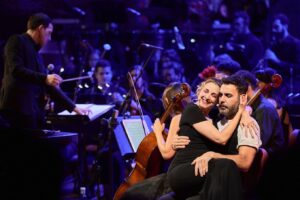 Ivan Labanda Instagram - El concert de Sweeney Todd💈🩸que ens vam marcar tot l’equip dimarts passat al Palau de la Música Catalana va ser una fita d’aquelles que recordaré tota la vida. Quina feinada rodejat de tant talent... i tots a la corda fluixa (bueno, sense corda, oi @anna_moliner ?)
Estic molt content i molt orgullós de tots els que vam ser-hi.
Gràcies @andreu.gallen ♥️
@jordiprati @dpcodinasaltas @aixoesunpascu @palaumusicacat i visca #Sondheim. 
Fotos: @mariowurzburger_photo 
#sweeneytodd #pirelli