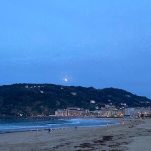Iván Pellicer Instagram - muy agradecido 🧘🏼‍♂️🌝⛰🌊