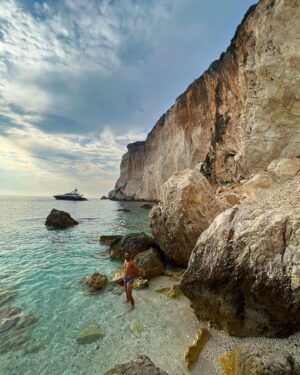 Iván Sánchez Instagram - El mar, la mar 💙🇬🇷 🔱 

Grecia siempre es bien 💫
Últimos cartuchos antes de la tralla…

#Grecia #Hellas #greece #holiday #vacation #vacaciones #familytime