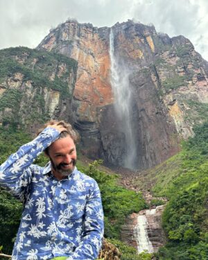 Iván Sánchez Instagram - La Belleza Absoluta de la Naturaleza 💚💚💚🇻🇪

Es difícil expresar con palabras el sentimiento que se produce cuando la naturaleza te embarga y te emociona hasta hacerte llorar de felicidad.
Hay sitios en la tierra que te conectan con una fuente creadora que cada uno lo llama como quiere o puede, pero que existe sin duda, esa energía es todopoderosa y cuando te conectas, todo se relativiza. 
Desde pequeño siempre quise ir a ciertos lugares de nuestra tierra maravillosa, el Salto Ángel siempre fue uno de esos destinos. ✅💚

Sin palabras. Bendita la madre tierra y agradecido a pueblo Pemón por su cuidado, su paz y su buen uso de ella. Han sido días de felicidad absoluta en Canaima. 
Iré subiendo muchas cosas de este viaje inolvidable. 🙏🏻💚 🌎

Gracias por los cientos de mensajes de cariño y de bienvenida a #Venezuela 🇻🇪❤️

#Canaima #saltoangel #turismo #familia