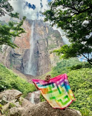 Iván Sánchez Instagram - La Belleza Absoluta de la Naturaleza 💚💚💚🇻🇪

Es difícil expresar con palabras el sentimiento que se produce cuando la naturaleza te embarga y te emociona hasta hacerte llorar de felicidad.
Hay sitios en la tierra que te conectan con una fuente creadora que cada uno lo llama como quiere o puede, pero que existe sin duda, esa energía es todopoderosa y cuando te conectas, todo se relativiza. 
Desde pequeño siempre quise ir a ciertos lugares de nuestra tierra maravillosa, el Salto Ángel siempre fue uno de esos destinos. ✅💚

Sin palabras. Bendita la madre tierra y agradecido a pueblo Pemón por su cuidado, su paz y su buen uso de ella. Han sido días de felicidad absoluta en Canaima. 
Iré subiendo muchas cosas de este viaje inolvidable. 🙏🏻💚 🌎

Gracias por los cientos de mensajes de cariño y de bienvenida a #Venezuela 🇻🇪❤️

#Canaima #saltoangel #turismo #familia