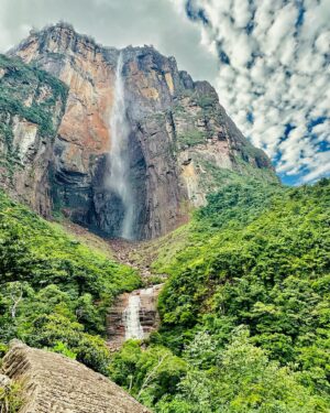 Iván Sánchez Instagram - La Belleza Absoluta de la Naturaleza 💚💚💚🇻🇪

Es difícil expresar con palabras el sentimiento que se produce cuando la naturaleza te embarga y te emociona hasta hacerte llorar de felicidad.
Hay sitios en la tierra que te conectan con una fuente creadora que cada uno lo llama como quiere o puede, pero que existe sin duda, esa energía es todopoderosa y cuando te conectas, todo se relativiza. 
Desde pequeño siempre quise ir a ciertos lugares de nuestra tierra maravillosa, el Salto Ángel siempre fue uno de esos destinos. ✅💚

Sin palabras. Bendita la madre tierra y agradecido a pueblo Pemón por su cuidado, su paz y su buen uso de ella. Han sido días de felicidad absoluta en Canaima. 
Iré subiendo muchas cosas de este viaje inolvidable. 🙏🏻💚 🌎

Gracias por los cientos de mensajes de cariño y de bienvenida a #Venezuela 🇻🇪❤️

#Canaima #saltoangel #turismo #familia