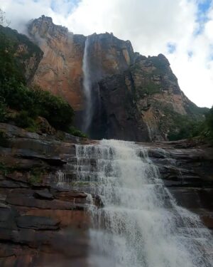 Iván Sánchez Instagram - La Belleza Absoluta de la Naturaleza 💚💚💚🇻🇪

Es difícil expresar con palabras el sentimiento que se produce cuando la naturaleza te embarga y te emociona hasta hacerte llorar de felicidad.
Hay sitios en la tierra que te conectan con una fuente creadora que cada uno lo llama como quiere o puede, pero que existe sin duda, esa energía es todopoderosa y cuando te conectas, todo se relativiza. 
Desde pequeño siempre quise ir a ciertos lugares de nuestra tierra maravillosa, el Salto Ángel siempre fue uno de esos destinos. ✅💚

Sin palabras. Bendita la madre tierra y agradecido a pueblo Pemón por su cuidado, su paz y su buen uso de ella. Han sido días de felicidad absoluta en Canaima. 
Iré subiendo muchas cosas de este viaje inolvidable. 🙏🏻💚 🌎

Gracias por los cientos de mensajes de cariño y de bienvenida a #Venezuela 🇻🇪❤️

#Canaima #saltoangel #turismo #familia