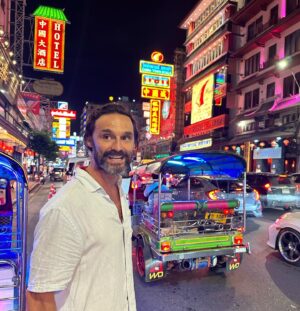 Iván Sánchez Instagram - #Bangkok 💜💥👊🏻

#thailand #trip #holiday
#asia #tour #laststop