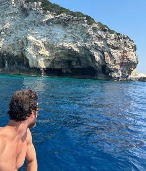 Iván Sánchez Instagram - Ahora, después de unas vacaciones maravillosas, toca  recibir #Septiembre y darle con todo, a currar, a chambear, a laburar, como quieras decirle, pero a producir con alegría, inspiración y disciplina 👊🏻🎬❤️ Amor por tu trabajo ❤️

#September is here, I’m grateful for the dream of this holiday. And now it’s about time to be back with all my energies to do what I like the most 💥💥💥🎬❤️

Por un #Otoño de #Cine