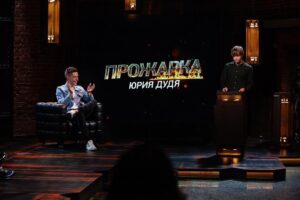 Ivan Usovich Instagram - Ребят, на ютубе вышла бесцензурная версия прожарки Юры Дудя. И там есть я (Ваня Усович). Ссылка в сторис
