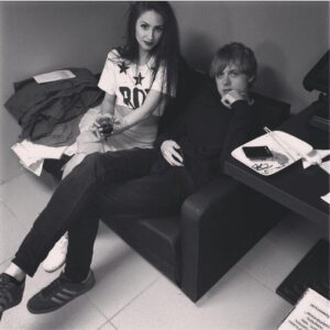 Ivan Usovich Instagram - С какой-то бабой
UPD: нет, это не моя девушка