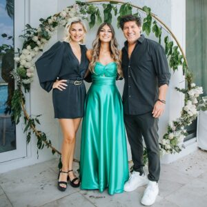 Iván Zamorano Instagram - Orgullosos de tus logros, de terminar tu año escolar muy exitoso, tu último baile antes de tus nuevos desafíos!
Te amamos hija querida❤️❤️❤️