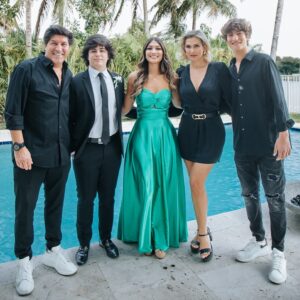 Iván Zamorano Instagram - Orgullosos de tus logros, de terminar tu año escolar muy exitoso, tu último baile antes de tus nuevos desafíos!
Te amamos hija querida❤️❤️❤️