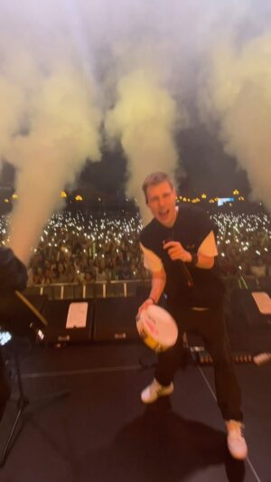 Ivan Zasidkevich Instagram - Dabro в Хабаровске🔥
20 000 человек пели хором каждую песню. Расстояние между Казанью и Хабаровском немалое, но приезд того стоил. Летим обратно в крутом настроении и полные сил. Спасибо!