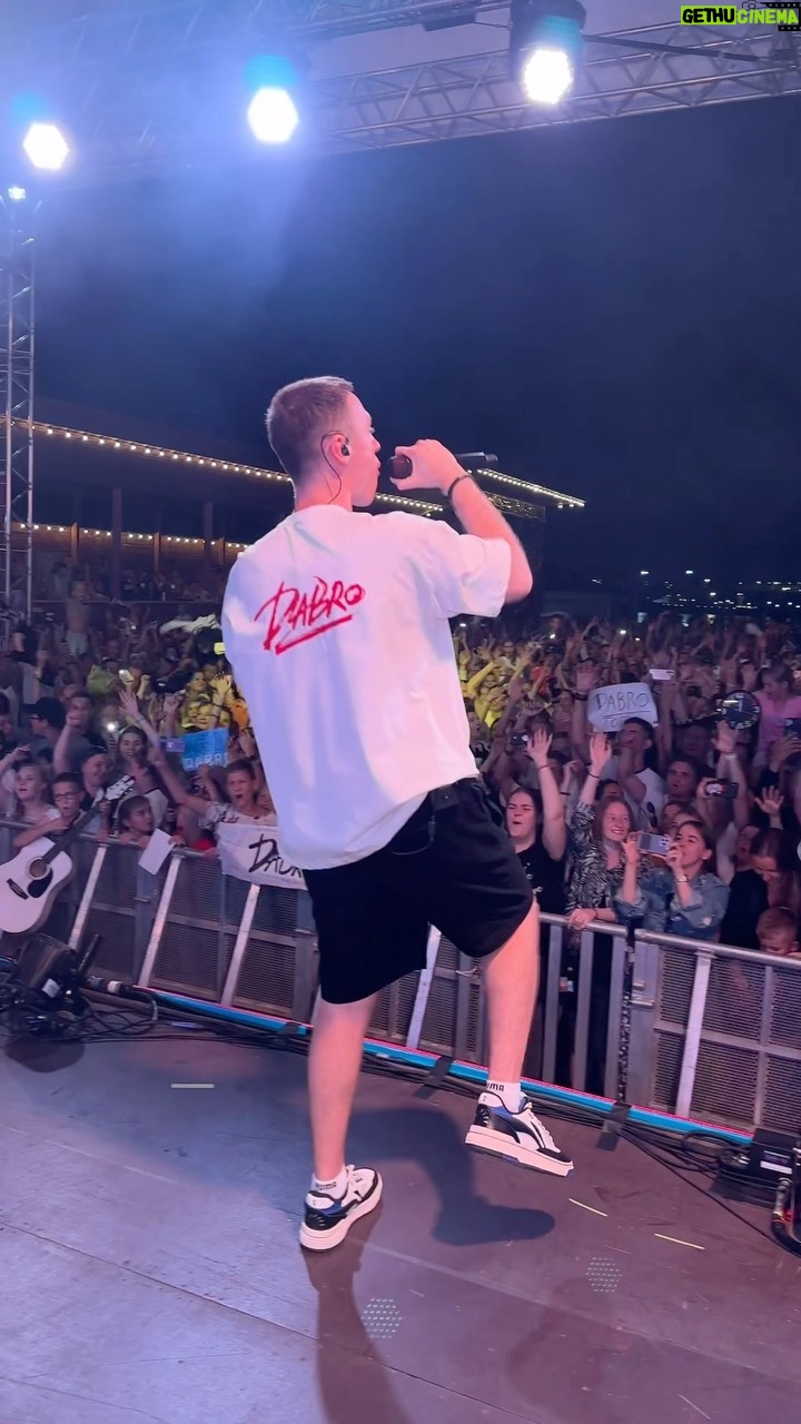 Ivan Zasidkevich - 1.7K Likes - SOLD OUT в Питере!
Сегодня на наш сольный концерт в Питере были проданы все билеты. Площадка была тоже особенная - на крыше с красивым видом.
Но со сцены вид был покруче🔥
Это снова надо повторить!