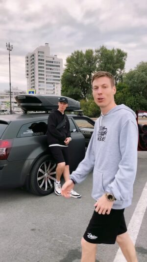 Ivan Zasidkevich Instagram - Последние тёплые деньки, когда можно включить музыку в машине и зачитать на улице.