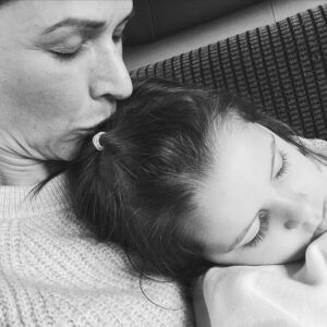 Iveta Kořínková Instagram - Okamžiky absolutního štěstí…
Olí usnula ve vlaku na mně a já si vzpomněla, jak jsem byla v očekávání🤰🏻
A teď po pěti letech tady mám tvorečka s vlastními rozumy.
Neskutečně to letí.
Užívejte každý moment.
Krása okamžiku je vzácná a prchavá…
#kdyzsezastavicas #silaokamziku #spolu #matkaadcera