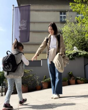 Iveta Kořínková Instagram - 🧬DNA
Chci tady být pro ni ještě pár desítek let…
Rozhodla jsem se pro průzkum svého DNA.
Chtěla jsem vědět, jestli mé tělo nenese potenciální riziko vzniku rakoviny nebo jiných závažných onemocnění.
Prostě jsem se nechala “oskenovat”:)

Možná si pamatujete, jak jsem v říjnu sdílela foto z kliniky… 
Sestřička mi vzala krev, ale postačí i stěr ze slin.
Pak už je to práce genetického týmu.

Vy můžete testy vyzkoušet taky.
Je jich celá řada, tak se mrkněte na stránky www.ghcgenetics.cz a dozvíte se vše:)

Držím palce, ať jste zdraví🍀

P.S. U mě naštěstí vše v pořádku, s pokorou děkuji🙏
@ghcgeneticscz #dna #genetika #komplexnigeneticketesty #genscan #ghcgenetics