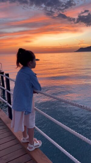Iveta Kořínková Instagram - Zamávej, miláčku👋👋👋
#byebye #albania #zapadslunce #sunset #loveit #nofilterneeded #mydarling #mojevsechno #komediemala