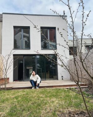 Iveta Kořínková Instagram - Občas si říkáme DO ČEHO JSME SE TO PUSTILI?
Tolik energie, tolik věcí, které ovlivnit nemůžete…
Taky hádky, neshody, taky radost z udělané práce, smutek a bezmoc při řešení problémů…
To všechno ke stavbě a k životu patří, no ne?
Ale už si říkáme, že to nějak dotáhneme do konce.
Snad už máme stěhování “za pár”…
Hlavně ve zdraví🙏
#stehovani #budujemenasehnizdo #jaro #novydum #radovka