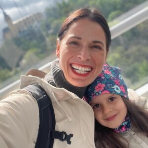 Iveta Kořínková Instagram - Olí mi posunula život do jiné dimenze.
Víc žiju tady a teď.
Nevím, co je za den ani kolikátého je.
Řešíme vzteky, breky (temperament po tátovi).
A je to jízda! A čím dál větší🤪
#spolu #usti #vetruse