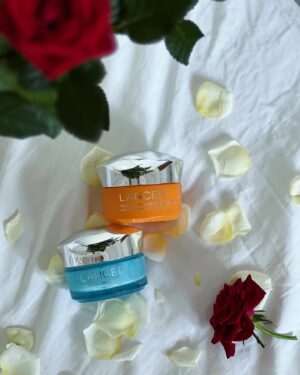 Iveta Kořínková Instagram - 𝗦𝗢𝗨𝗧ĚŽ 𝘀 𝗟𝗮𝗻𝗰𝗲𝗿-ukončena
Který produkt by se vám do denní rutiny hodil víc?

🔹Modrý-Lancer Hydratační krém pro normální a smíšenou pleť
Obsahuje peptidy a kyselinu hyaluronovou, které pomáhají zpevnit, pozvednout a redukovat výskyt jemných linek a vrásek. Nechybí avokádový a olivový olej, který hydratuje pleť a zadržuje přirozenou vlhkost. Pokožka je pevnější, hydratovaná, vyhlazená a zářivá.

NEBO

🔸Oranžový-Instant Brightening Booster s vitamínem C a kurkumou
Tento booster kombinuje sílu vitamínu C a kurkumy, viditelně rozjasňuje a sjednocuje pleť. Zabraňuje vzniku nových skvrn, rozjasňuje a sjednocuje tón pleti. Navíc minimalizuje jemné linky a vrásky. Silné antioxidační schopnosti kurkumy chrání pokožku před vnějšími vlivy, které mohou podpořit tvorbu nového pigmentu. 

Těžké rozhodování, chápu…
Já je miluju oba.
Zkuste jeden vybrat a zapojit se do soutěže.
Podmínky:
✔️like soutěžnímu příspěvku
✔️sledování profilu @lancer.skincare.czsk 
✔️označení kamarádky/kamaráda
✔️výběr jednoho produktu (krém či sérum)

Výhra:
Výše zmiňovaný krém nebo sérum (dle výběru)

2 z vás vyberu zítra, tedy v pátek 8.3.2024 ve 22:00
#soutez #lancer #thelancermethod #drlancer #ad #darek #mdz #skincare #beauty 
Tato soutěž není nijak sponzorovaná ani spravovaná společností Instagram.